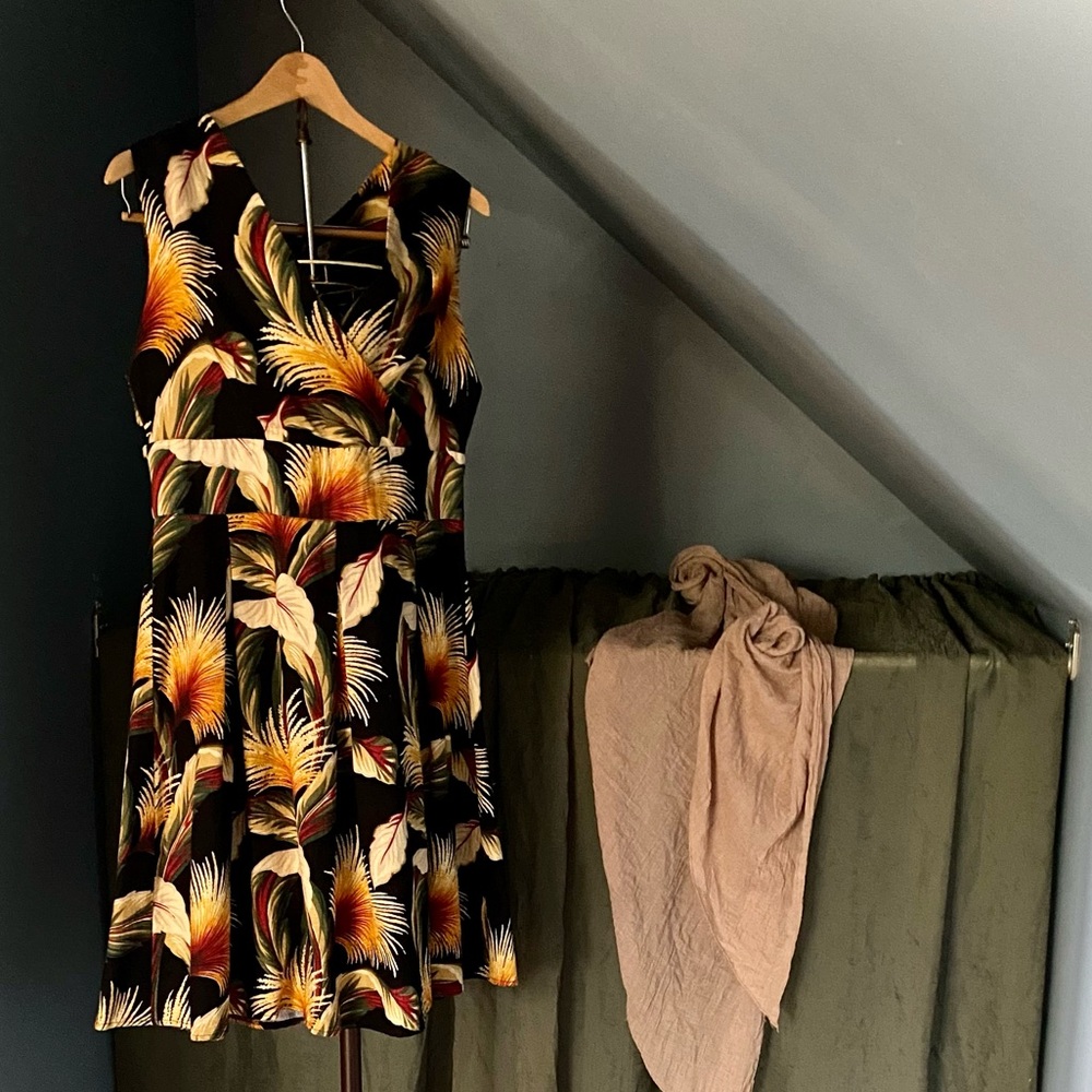 Meg 100% Linen Vintage Dress - Picture 2 of 5